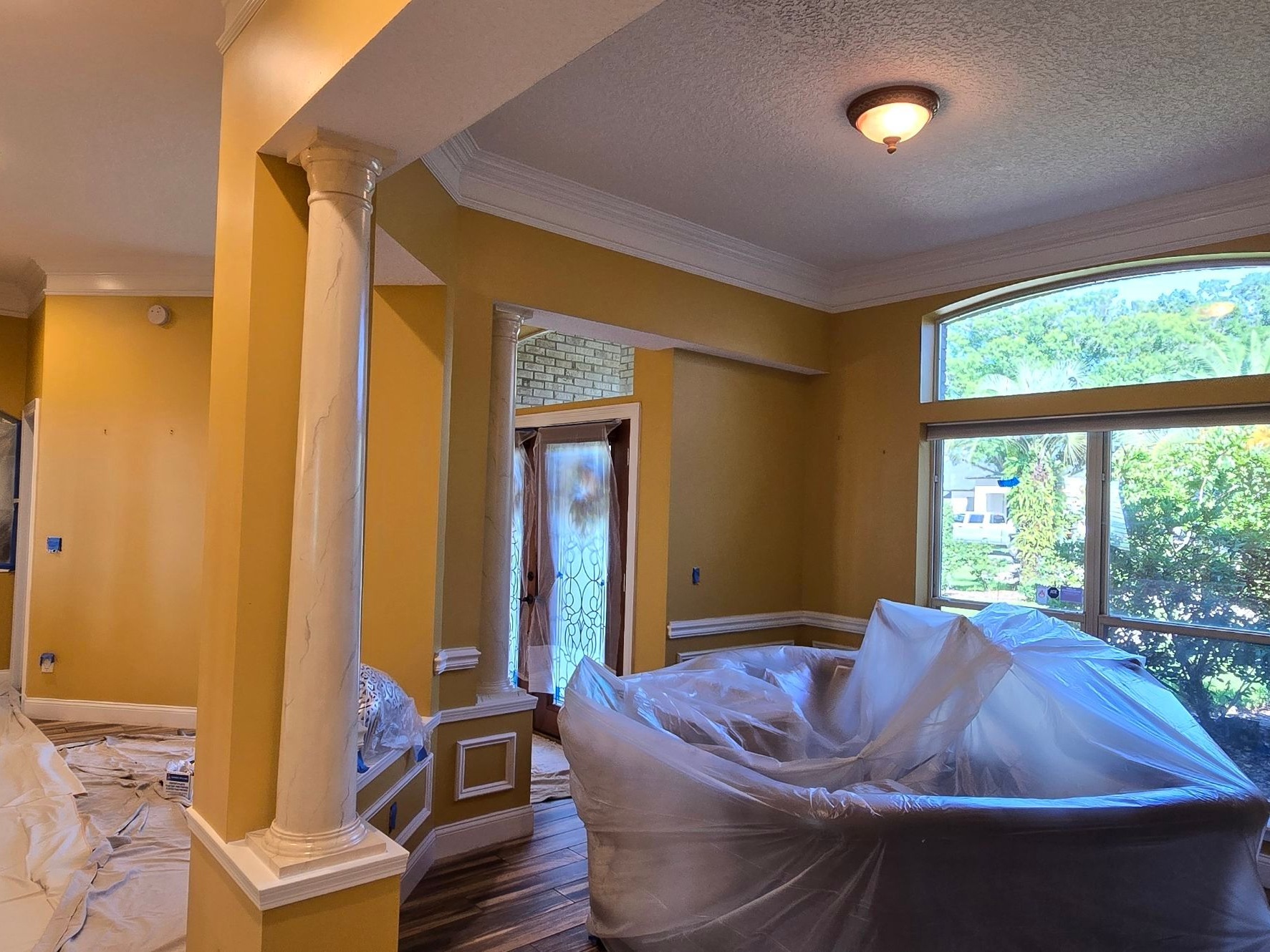 Queens Harbor Living Room Before Painting — Jacksonville