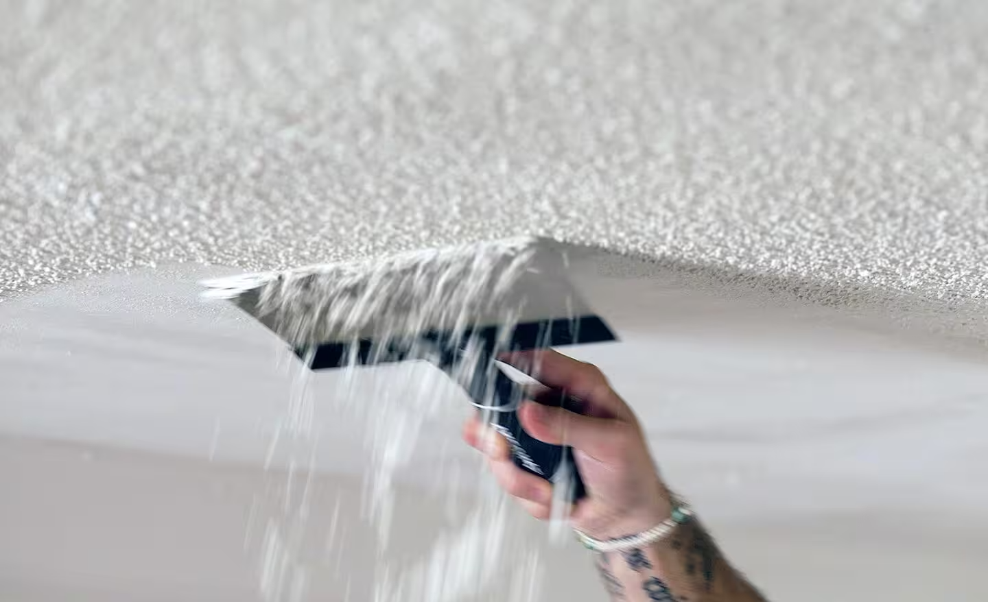 how-to-remove-popcorn-ceiling-step-4_09-10-2024
