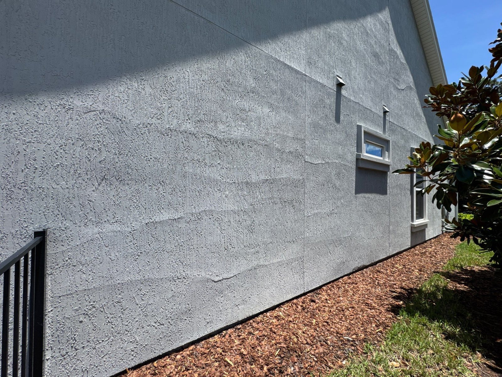 Severe cracking through delaminated stucco on a Jacksonville home